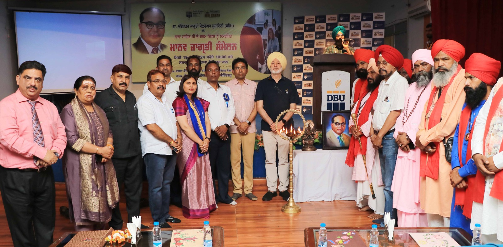भीम राव अम्बेडकर के जन्मदिन समारोह में अधिक शिक्षा प्राप्त करने पर जोर दिया
